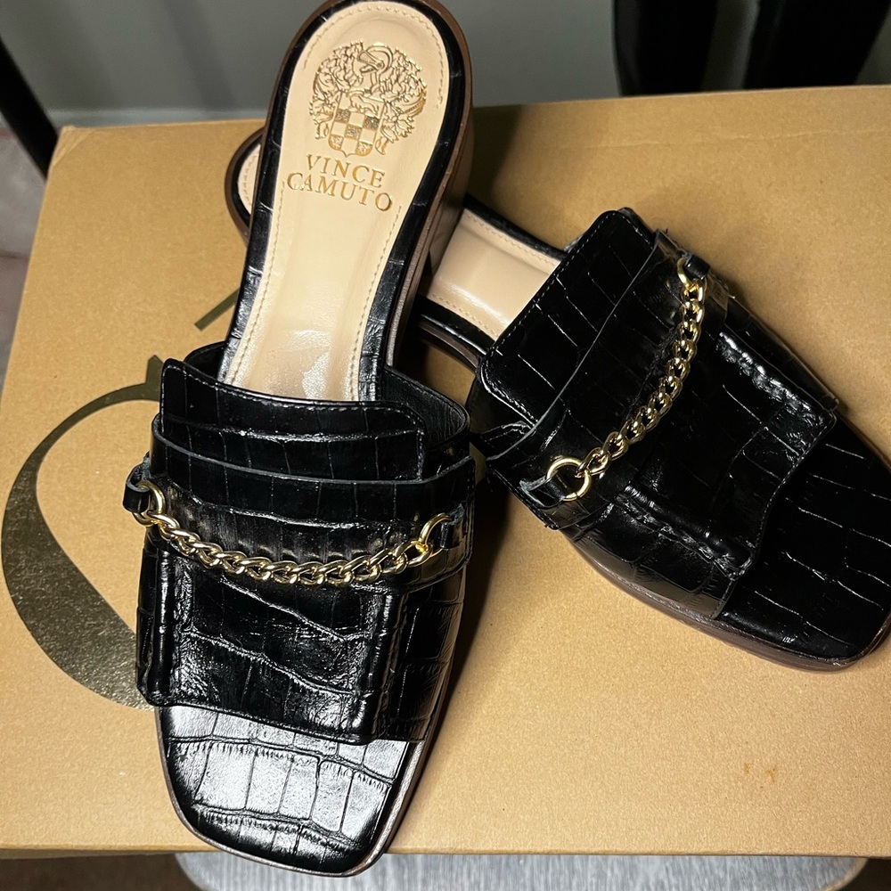 Vince Camuto Black & Gold Snakeskin Texture Sandels